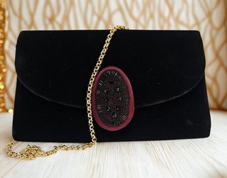 Bolso de noche negro de terciopelo con pedrería