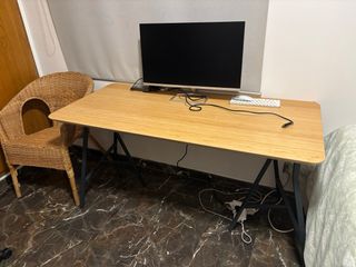 Mesa escritorio madera con patas de metal