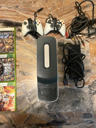Xbox 360 Bianca + 4 Giochi + 2 Controller