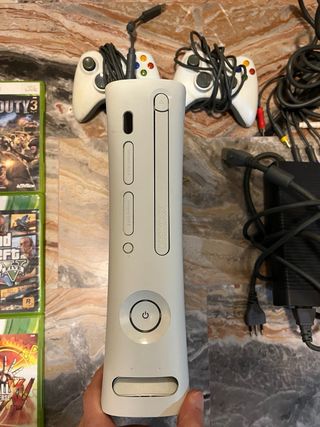 Xbox 360 Bianca + 4 Giochi + 2 Controller