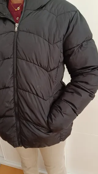 Abrigo acolchado negro con capucha