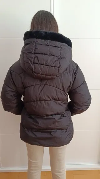 Abrigo acolchado negro con capucha