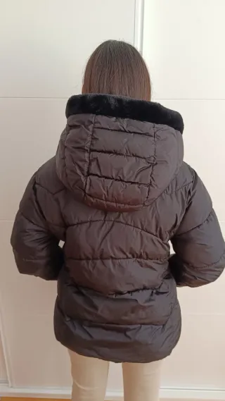 Abrigo acolchado negro con capucha