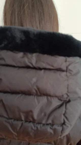 Abrigo acolchado negro con capucha