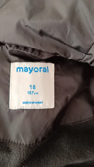 Abrigo acolchado negro con capucha