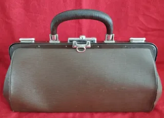 Maletín Médico Antiguo y Herramientas