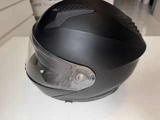 Casco negro con visor