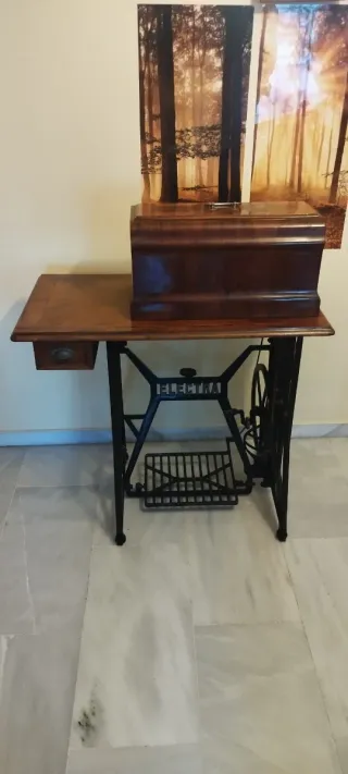 Máquina de coser Wertheim antigua