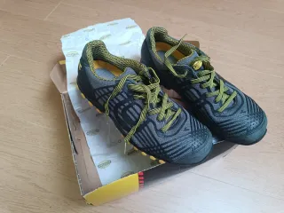 Zapatos de seguridad negros y grises