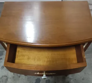 Dos mesitas de noche de madera maciza