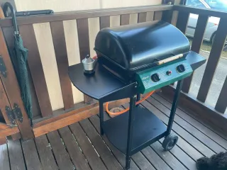 Barbacoa de gas negra y verde.