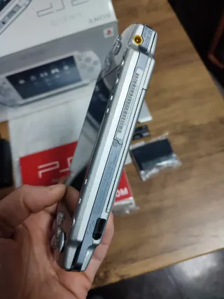 PSP Slim 2004 Ice Silver