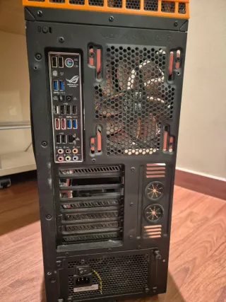 Torre PC Nera e Arancione