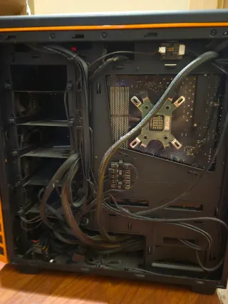 Torre PC Nera e Arancione