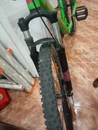 Bicicleta Scott Voltage verde con dettagli rosa