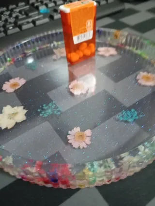 Vassoio in resina con fiori secchi
