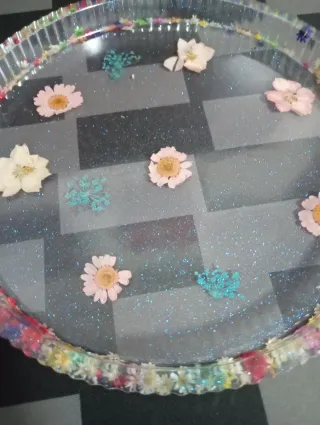 Vassoio in resina con fiori secchi