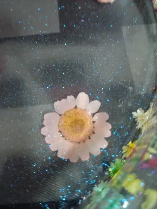 Vassoio in resina con fiori secchi