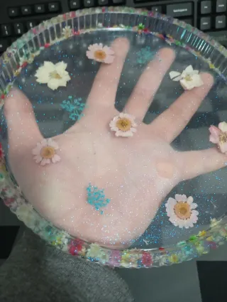 Vassoio in resina con fiori secchi