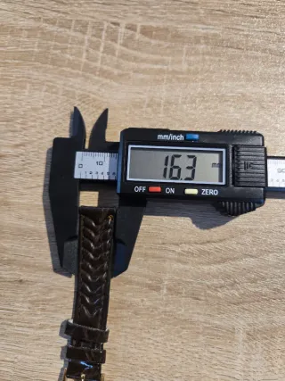 Correa de reloj marrón con hebilla dorada