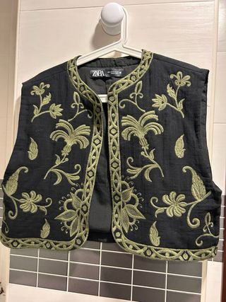 Chaleco Zara bordado negro talla M