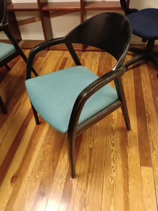 Mesa redonda y 6 sillas tapizadas