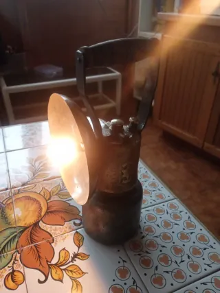 Vecchia lampada al carburo con riflettore