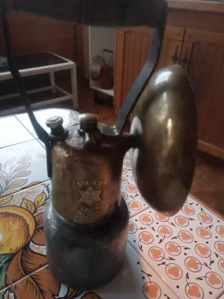 Vecchia lampada al carburo con riflettore