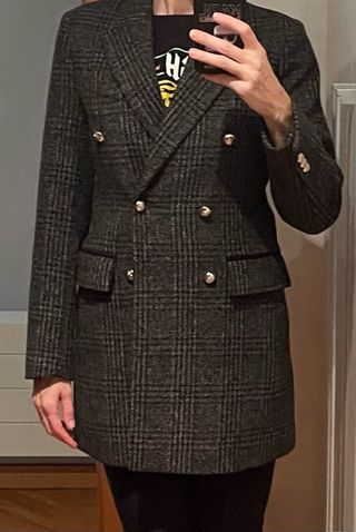 Abrigo de cuadros gris y negro