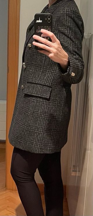 Abrigo de cuadros gris y negro