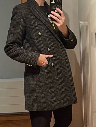 Abrigo de cuadros gris y negro