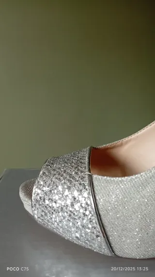 Zapatos de tacón plateados con purpurina