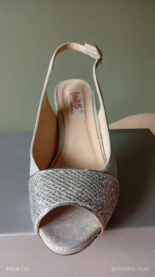 Zapatos de tacón plateados con purpurina