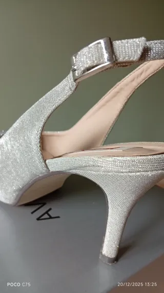 Zapatos de tacón plateados con purpurina