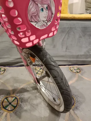 Bicicleta infantil rosa con cesta