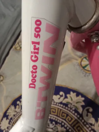 Bicicleta infantil rosa con cesta