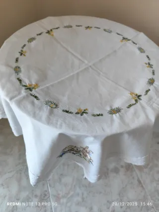 Centrotavola ricamato a mano Pasqua