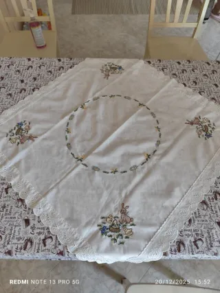 Centrotavola ricamato a mano Pasqua
