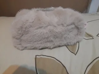 Bolsito de fiesta de pelo beige.