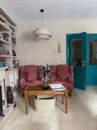 Dos sillones orejeros recién tapizados