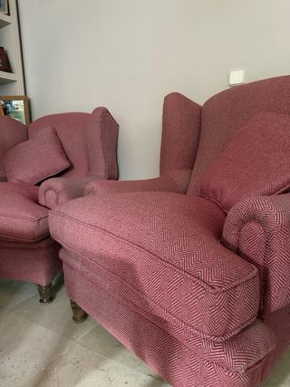 Dos sillones orejeros recién tapizados