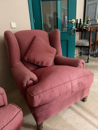 Dos sillones orejeros recién tapizados
