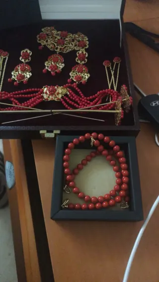 Aderezo de coral y oro.