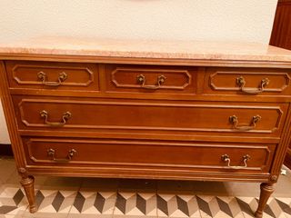 Cómoda de madera con tapa de mármol
