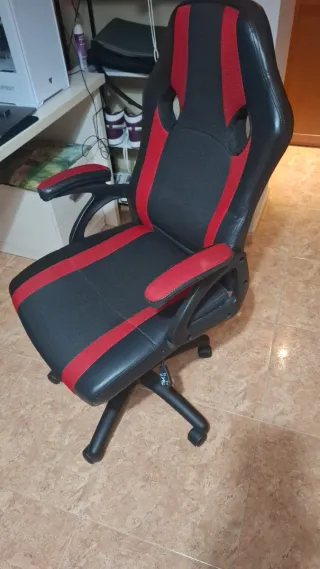 Silla de escritorio negra y roja