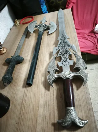 Espadas y hacha decorativas