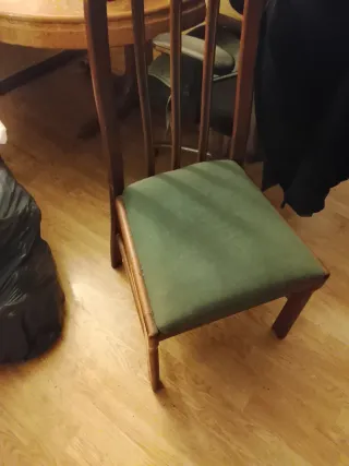 5 Sillas de comedor de madera, tapizado verde.