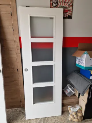 Puerta blanca madera y cristal de corredera