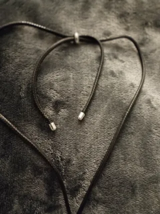 Collar cuero negro con colgante plateado