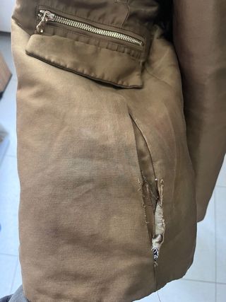 Abrigo marrón con cremalleras